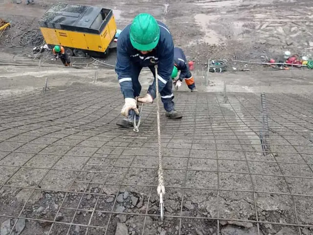 Estabilización de taludes con anclajes pasivos y protección contra desprendimiento de rocas