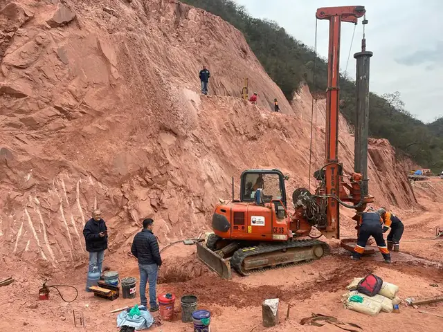 Equipo de Geoinfra ejecutando una obra geotécnica