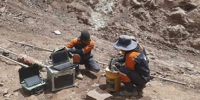 Equipo de Geoinfra realizando mediciones